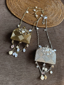 SANGRAJ CREATIONS กระเป๋าคลัทช์โลหะขนาดเล็ก ลายหิน กระเป๋าถือสำหรับออกงานกลางคืน ดีไซน์หรูหรา ขนาดกะทัดรัด ปิดด้วยตัวล็อคแบบโลหะ สำหรับผู้หญิง - Product Image 1