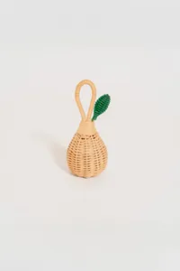 Hochet en rotin tressé à la main pour enfants, forme pêche, en osier naturel, avec poignée en boucle, accessoire classique pour jeu d'imitation en crèche - Product Image 4