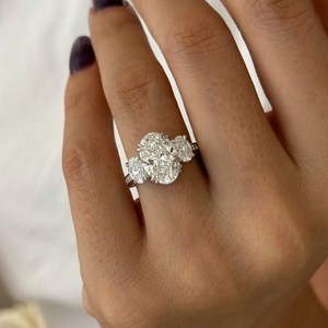 Anillo de Compromiso Premium con 3 Diamantes Ovalados Cultivados en Laboratorio de 4.5 TCW E VVS2, con Halo Oculto y Pavé, Anillo Nupcial Único - Product Image 6