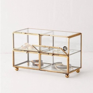 Boîte à bijoux rectangulaire moderne en verre avec cadre en métal doré, vitrine de présentation rectangulaire pour souvenirs, taille et capacité personnalisables pour boucles d'oreilles - Product Image 5