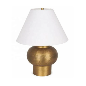 Lámpara de mesa de noche de aluminio metálico martillado, solución de iluminación de diseño de lujo para uso en el hogar y la oficina, de un exportador de origen indio. - Product Image 1