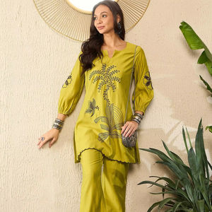 Ensemble de costume en crêpe de créateur - Kurta à col en V avec broderie Schiffli et pantalon assorti - Product Image 1