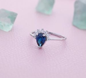 แหวนเงินแท้ 925 ชุบทอง 14k ดีไซน์มงกุฎวินเทจ ประดับพลอยแซฟไฟร์ทรงลูกแพร์และเพชร CZ สำหรับเดือนกันยายน เหมาะสำหรับงานหมั้นและงานแต่งงาน - Product Image 1