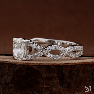 แหวนเพชรทรงยาว 1 กะรัต ดีไซน์ไขว้ประดับเพชรแบบพาเว่ รับรองโดย IGI ตัวเรือนทองคำขาว 10K - Product Image 2