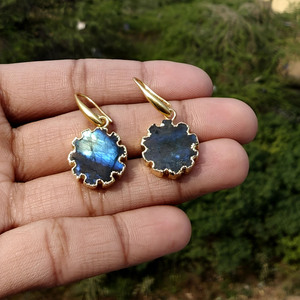 ต่างหูแบบเกี่ยวห้อยประดับด้วยลาบราดอไรต์ธรรมชาติหลากสี  ทำจากทองเหลืองแท้ ชุบทอง 18k  ปลอดภัยต่อผู้แพ้ง่าย ขายส่ง - Product Image 3