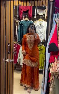 Ensemble ethnique pour femme : Kurti en soie Fandy bicolore lourd avec broderies et sequins, entièrement cousu, accompagné d'un Sharara et d'un Dupatta assortis - Product Image 3