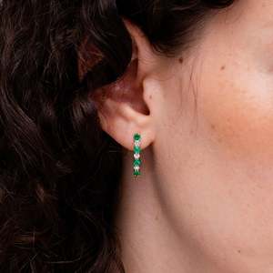 Pendientes Huggie de Esmeralda y Diamantes de Corte Redondo, Joyería Fina para Uso Diario, Oro Amarillo Sólido de 14kt, Joyería de Piedra de Nacimiento de Mayo - Product Image 2