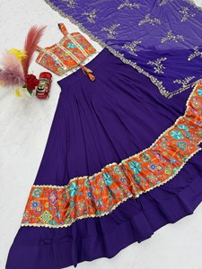 Conjunto de Lehenga Choli y Dupatta de Seda, Rayón, Algodón y Georgette con Bordado de Espejos Auténticos y Estampado Posicional - Product Image 6