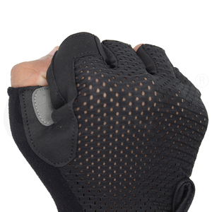 Gants de musculation respirants en polyester à demi-doigts avec protection complète de la paume, antidérapants, avec sangle de poignet réglable, pour usage unisexe - Product Image 6