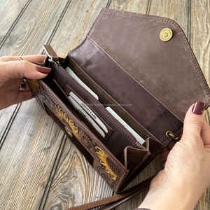 Pochette en cuir artisanale motif tournesol floral western avec dragonne - Product Image 6