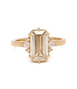 แหวนหมั้นทรงเหลี่ยมมรกตพรีเมียม ทอง 14K ประดับเพชรแล็บโกรว์ ดีไซน์คลาสสิกสำหรับผู้หญิง สไตล์เรขาคณิต - Product Image 1