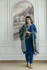 Ensemble Kurti et pantalon droit en crêpe bleu nuit naturel, ensemble 3 pièces de créateur, haut et pantalon en crêpe imprimé avec travail manuel et dupatta - Product Image 2