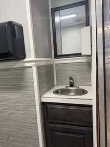 Remorque sanitaire 4 postes de toilettes 15x8' avec 2 essieux de 7 000 lb, réservoir de déchets de 450 gallons, réservoir d'eau potable de 200 gallons avec pompe à eau Scala - Product Image 2