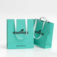 Sac fourre-tout en papier écologique de luxe haut de gamme avec des sangles blanches contrastées de qualité médicale pour les cadeaux d'entreprise et l'utilisation en supermarché