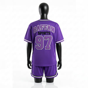 Ensemble court en maille polyester respirante de qualité supérieure, violet et blanc avec panneaux à rayures côtelées, logo personnalisé par sublimation, uniforme sportif pour femmes - Product Image 2