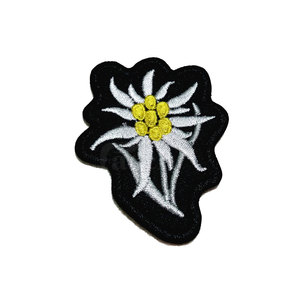 Patchs en chenille sur mesure pour accessoires vestimentaires de mode avec un design artistique vibrant et détaillé - Product Image 6