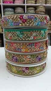 งานฝีมือประดับลูกปัดรูปทรงเรขาคณิตบนผ้าออร์แกนซ่า แต่งขอบด้วยลูกไม้ปักลายเซ็กซี่ เป็นมิตรต่อสิ่งแวดล้อม ละลายน้ำได้ หรูหรา เหมาะสำหรับงานแต่งงาน ออกแบบโดยดีไซเนอร์ชั้นนำ สำหรับช่างตัดเย็บรองเท้า - Product Image 3