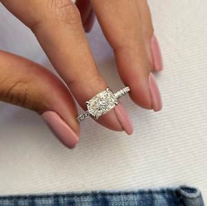 Bague de fiançailles classique en diamant de laboratoire coussin allongé de 2 carats, sertie sur l'axe est-ouest, avec halo caché et pavé, certifiée IGI - Product Image 3