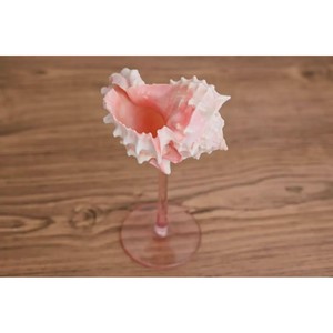 Copa de vino de cristal y concha marina de la más alta calidad que agrega encanto a cenas y reuniones. - Product Image 2