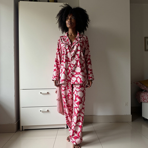 Paire de pyjamas fleur du matin pétales lumineux roses Rani haut à manches longues soyeux et pantalon de détente à imprimé floral - Product Image 5