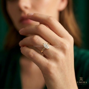 Anillo Solitario Minimalista con Diamante de Corte Marquesa, con Riel de Soporte Tipo Galería, Detalles Pavé Bajo la Cesta y Delicadas Garras - Product Image 4