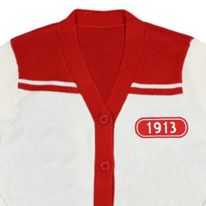 Cardigan en tricot pour femme, couleur crème et rouge, col en V, manches longues, style preppy, design patch 1913, 100% acrylique, tricot plat, fermeture boutonnée - Product Image 5