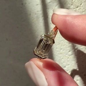 Elegante Anillo de Compromiso con Diamante Cultivado en Laboratorio, Corte Esmeralda, Semibiselado, Oro Amarillo de 14K, Certificado IGI, Claridad VVS+, Color EF, 2.50CT - Product Image 3