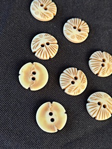 Boutons écologiques à trous, polis, ronds, de bonne qualité, naturels, faits à la main, pour vêtements et chemises - Product Image 3