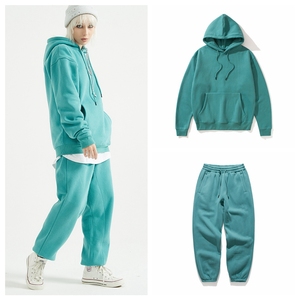 Vêtement d'hiver luxueux au toucher doux avec structure respirante et forme cintrée moderne - Product Image 6