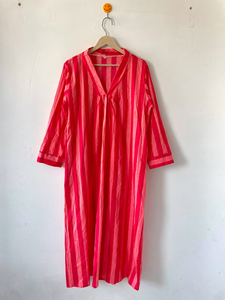 Vestido midi a rayas con cuello en V, manga tres cuartos, corte holgado, informal, de verano, tejido de algodón y fibra de bambú, transpirable, rojo y rosa - Product Image 2