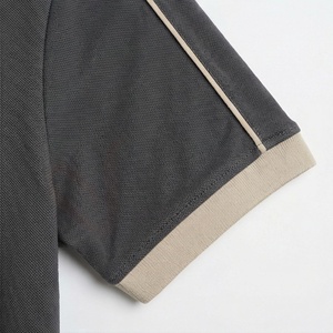 Polo à manches courtes gris foncé pour homme avec col zippé et bordure beige, design tricoté décontracté, coupe classique, couleur unie - Product Image 6