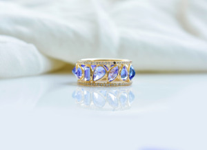 แหวนแทนซาไนต์ธรรมชาติรูปทรงผสมผสานในทองคำแท้ 14K สีเหลือง – แหวนพลอยทรงกรงหลายเหลี่ยมประดับเพชร - Product Image 3