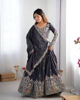 Ensemble Lehenga en soie crêpe Garba Grace, Lehenga Choli brodé Royal Raas, Lehenga festif orné de Dori et de paillettes, avec un envergure de 3 mètres.