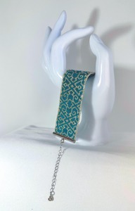 Bracelet de luxe fait main perlé, motif bleu sarcelle et argent, design exquis, bijou manchette en métal, cadeau - Product Image 5