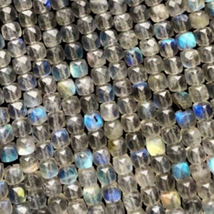 ลูกปัดลาบราดอไรต์ทรงเหลี่ยมธรรมชาติ ประกายสีฟ้าสวยงาม ลูกปัดลาบราดอไรต์คุณภาพสูง - Product Image 1