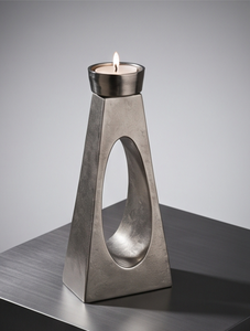 Porte-bougie contemporain en métal argenté brossé, silhouette d'arche de fenêtre, ornement de table minimaliste - Product Image 2