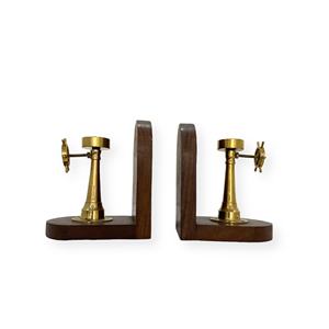 Base de Exhibición Artesanal Móvil de Madera y Latón Inspirada en la Navegación Marítima con Brújula Decorativa y Timón para Librerías - Product Image 1