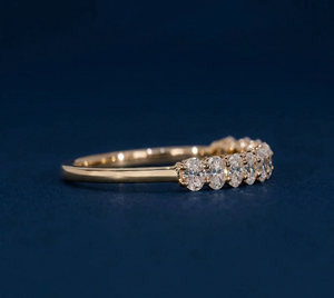 Bague en or blanc 14 carats avec diamant de laboratoire, alliance minimaliste, ovale brillant 0,58 carat, demi-éternité - Product Image 2