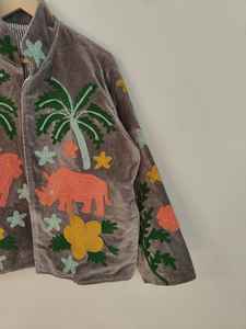 Chaqueta Bomber de Terciopelo Hecha a Mano, Color Marrón, Estilo Boho, Bordado Floral y Animal, Ecológica, Reversible, Manga Corta, para Festivales de Invierno - Product Image 4