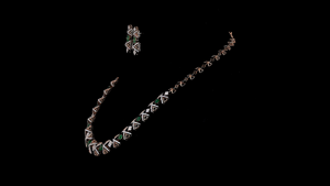 Conjunto de Collar y Aretes de Plata con Esmeralda y Diamantes de Laboratorio de Lujo |   Joyería nupcial con acabado en oro rosa |   Fabricante de Joyería de Alta Gama - Product Image 4