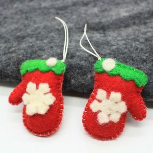 Mitaines de Noël en feutre rouge avec broderie de flocons de neige blancs, garniture verte, ornements décoratifs - Product Image 2