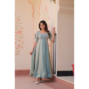 Hermoso vestido de noche con cuentas bordadas para fiestas y ocasiones especiales - Product Image 2