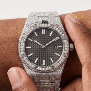 Reloj de Lujo con Movimiento de Cuarzo y Moissanita, Esfera Negra Texturizada, Brazalete de Acero Inoxidable en Tono Plateado, para Hombre, con Caja - Product Image 4