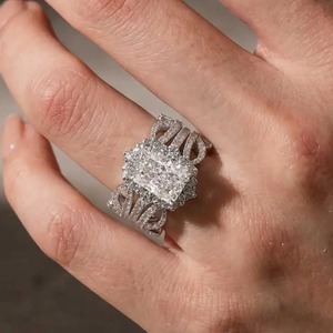 Bague de fiançailles et de mariage en moissanite 925 de 3,5 carats, taille radiant, plaquée or, en argent sterling, alliance ouverte unique pour femme, Inde. - Product Image 1