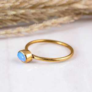 Anillo Delicado con Ópalo Azul en Engaste de Bisel, Banda de Latón Chapado en Oro de 14K, Joyería Artesanal Minimalista Boho Hippie con Piedras Preciosas al por Mayor - Product Image 3