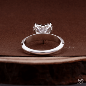 Anillo de compromiso con diamante cultivado en laboratorio de 3 quilates con corte en forma de corazón y banda micro pavé en oro blanco de 10 quilates, certificado por IGI. - Product Image 4