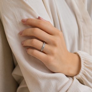Bague de mariage croisée en argent sterling 925 avec diamant rond scintillant et pavé, élégante bague de fiançailles en moissanite pour femme - Product Image 3