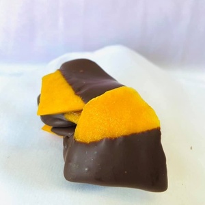 Mangues séchées en tranches enrobées de chocolat avec miettes de noix, en-cas aux fruits, emballage personnalisé OEM ODM, vente en gros - Mme Grace - Product Image 2