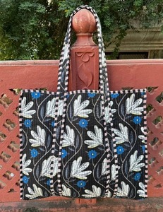 Sac fourre-tout matelassé en coton bio imprimé à la main : sac de transport en coton, cadeau pour demoiselle d'honneur, sac de week-end - Product Image 5