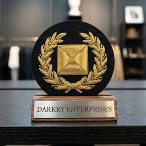 Écusson maçonnique en fil d'or, motif carré, broderie artisanale personnalisée, support en feutre noir, qualité supérieure - Product Image 1